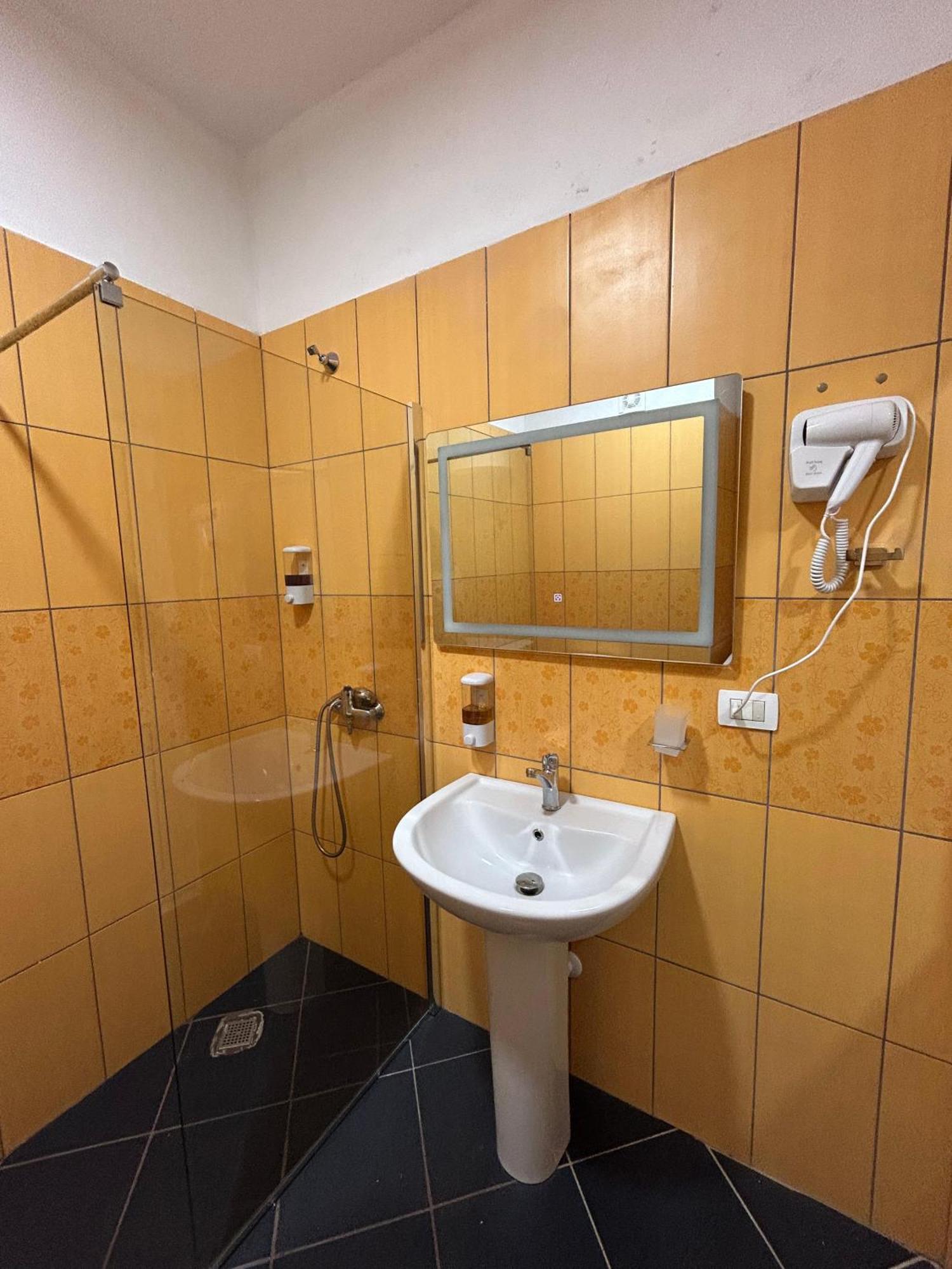 Gibel Appartamento Golem (Tirana)